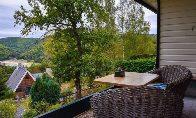 Miremont Casa | La Casa Vacacional en Miremont con Jardín, Patio, Veranda