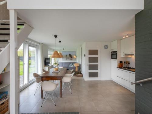 Nieuwvliet Casa | Holiday Home in Nieuwvliet near the Beach