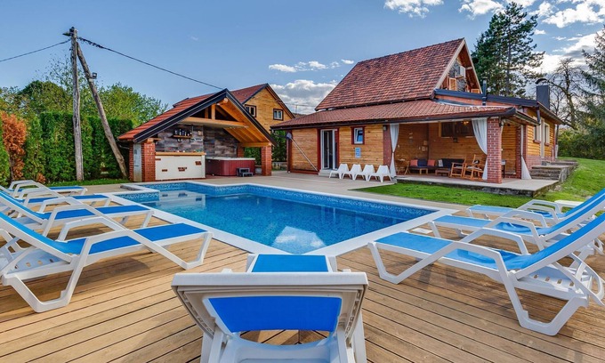 Gornje Dubrave Casa | Casa en Ogulin con piscina y rafting