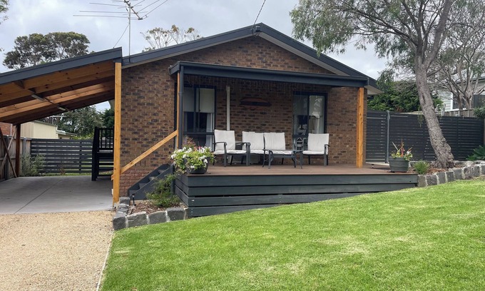 Rhyll Casa | Holiday home in quiet fishing village with facilities & attractions close by.