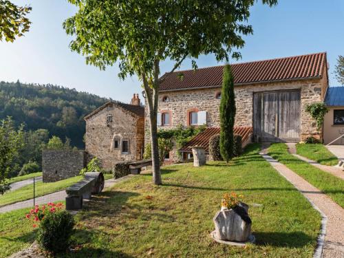 Saint-Beauzire Casa | Holiday Home in Saint-Beauzire with Garden and Private Terrace
