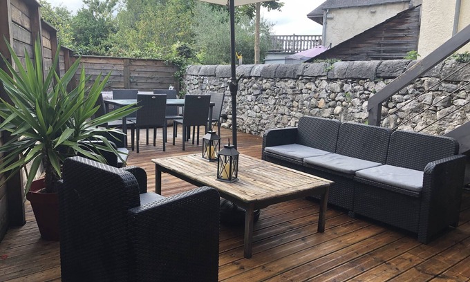 Louvie Juzon Casa | Casa de vacaciones en las montañas en el valle de OSSAU / Gourette. Terraza de madera.