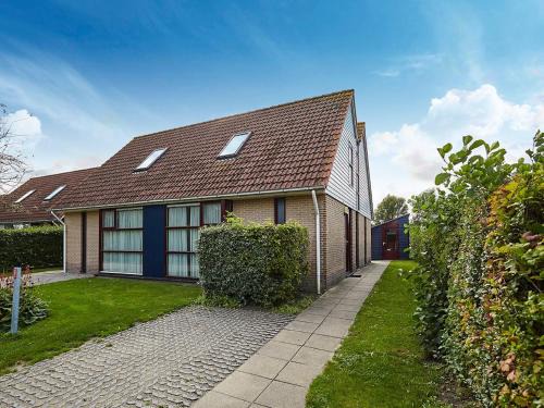 Heinkenszand Casa | Holiday Home in Zeeland with Garden