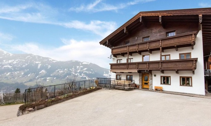 Bruck am Ziller Apartamento | Holiday Home in Zillertal near Ski Slopes