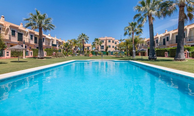 Isla Cristina Casa | Casa de vacaciones 'Islantilla' con piscina compartida, terraza privada y Wi-Fi