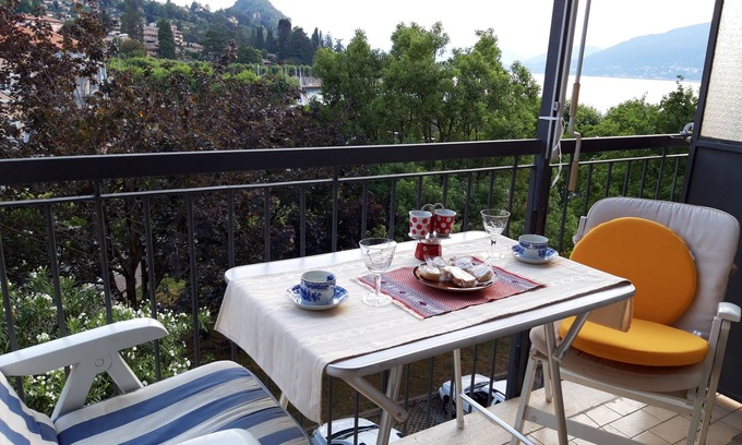 Porto Valtravaglia Apartamento | Casa de vacaciones 50 metros del lago Maggiore. Amplio balcón con vista al lago