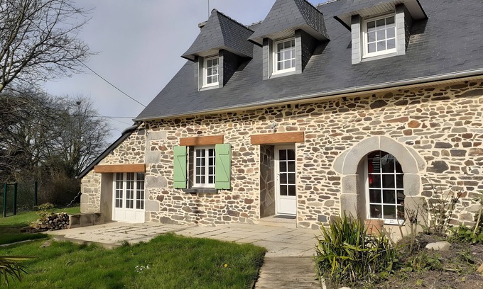 Poullaouen Casa | Casa de vacaciones 'Kergoulas' con terraza privada, jardín privado y Wi-Fi