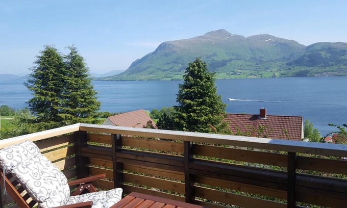 Averoy Casa | Holiday Home Kvernesfjorden