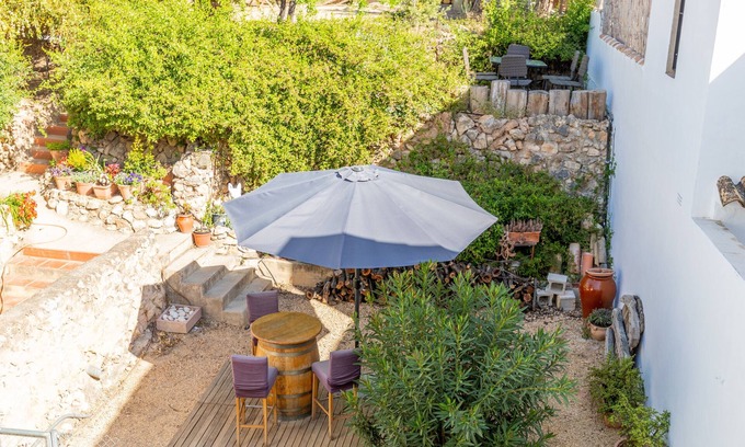 Xirles Casa | Casa de vacaciones 'La Cambra De La Clau' con vistas a la montaña, terraza privada y Wi-Fi