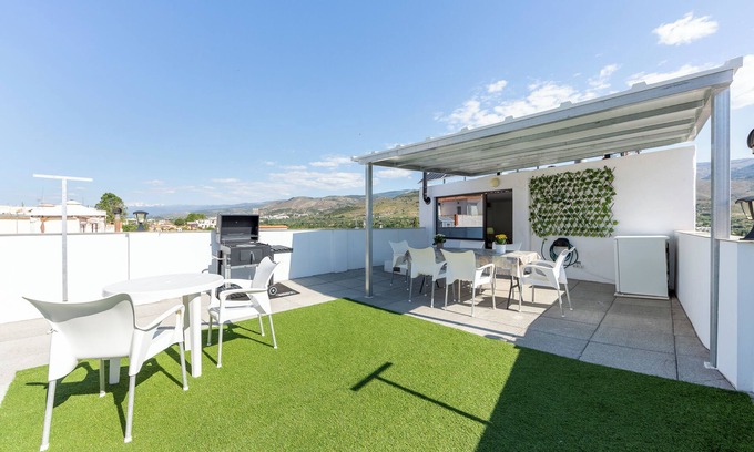 Fondón Casa | Casa de vacaciones 'La Casa De La Buhardilla' con vistas a la montaña, terraza privada y Wi-Fi