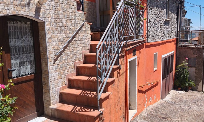 Lacedonia Apartamento | Holiday Home 'La Casa Arancione' with Balcony