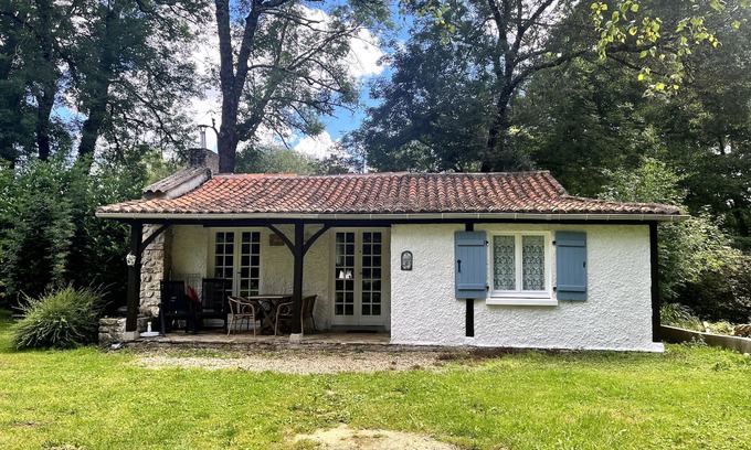 Varaignes Casa | Casa de vacaciones 'La Cascade' con vistas al lago, piscina compartida y terraza privada
