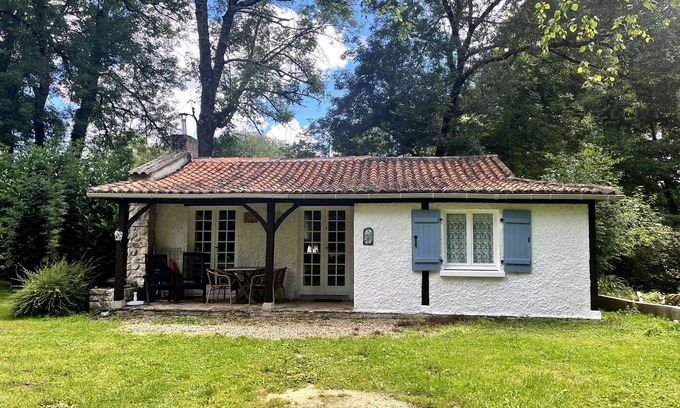 Varaignes Casa | Holiday Home 'La Cascade' with Lake View, Shared Pool and Private Terrace
