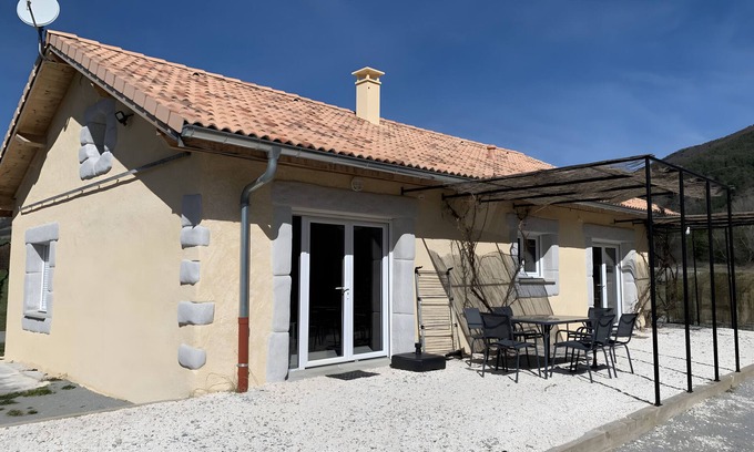 Le Saix Casa | Holiday Home 'La Grange Des Pépinières' with Mountain View and Wi-Fi