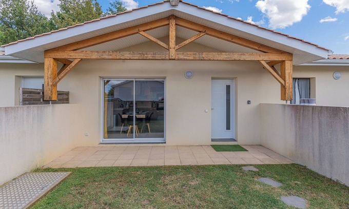 Cissac-Medoc Casa | Casa de vacaciones 'La P'tite Maison De Charlotte' con terraza privada, Wi-Fi y aire acondicionado