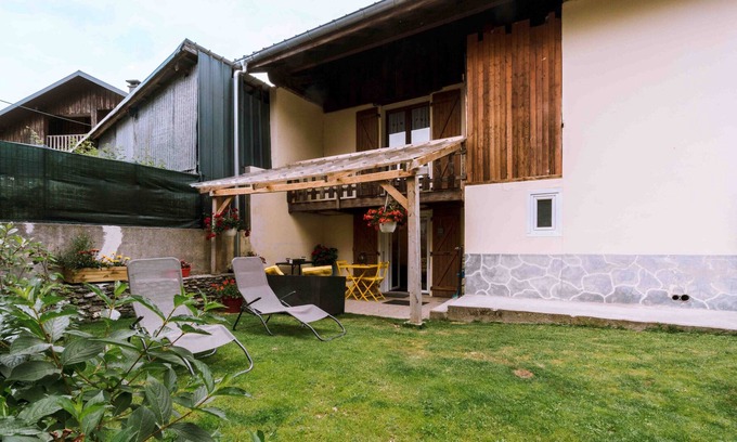 Bonvillard Casa | Casa de vacaciones "La Petite Maison" con vistas a la montaña, jardín privado y Wi-Fi