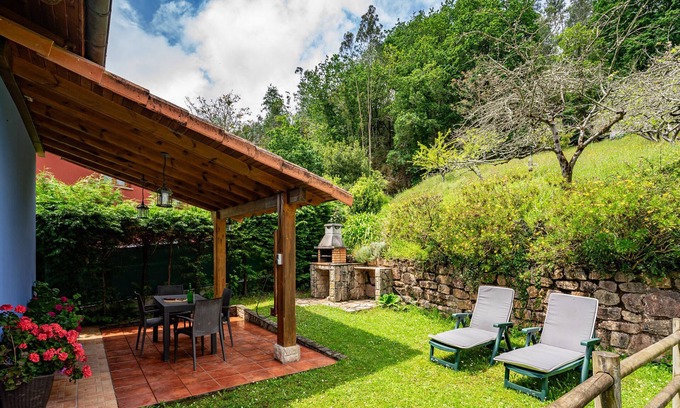 Camoca Casa | Casa de vacaciones 'La Pumarada' con jardín privado y Wi-Fi