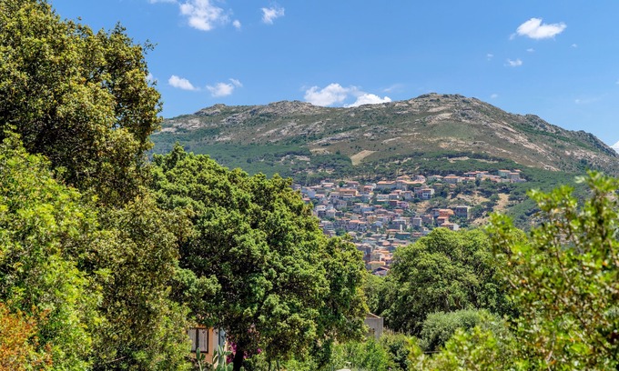 Arbus Casa | Casa de vacaciones "La Quercia" con vistas a la montaña, terraza y jardín compartido