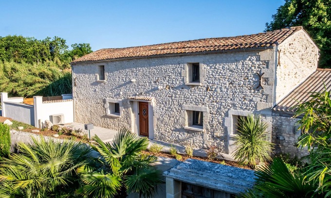 Breuillet Casa | Holiday Home 'Le Clos De La Grange Near Beaches' with Private Terrace, Wi-Fi and Air Conditioning