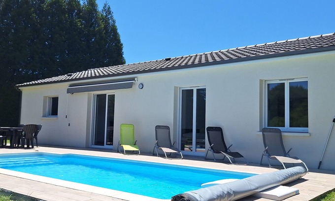 Piegut-Pluviers Casa | Casa de vacaciones 'Les Granges De Soulagnieux' con vistas al lago, piscina privada y Wi-Fi