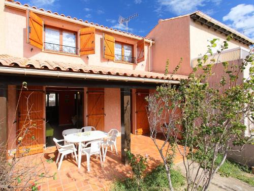 Saint-Pierre-la-Mer Casa | Holiday Home Les Colombes by Interhome