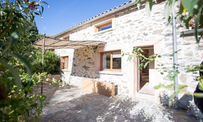 Rieussec Casa | Holiday Home 'Le Henson, Gîtes Du Pont De Calmel' with Mountain View and Shared Pool