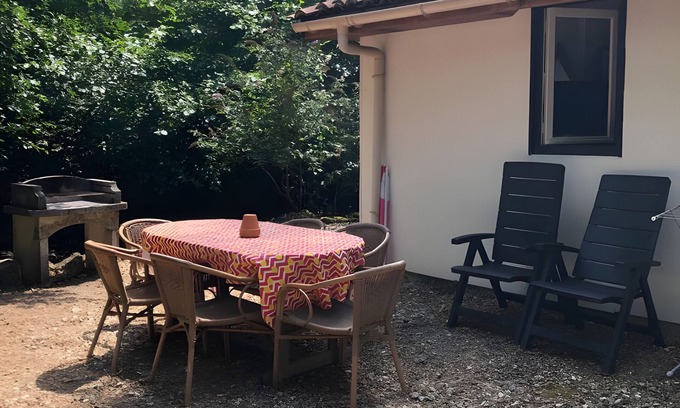 Varaignes Casa | Holiday Home 'Le Martin Pêcheur' with Shared Pool, Private Terrace and Shared Garden