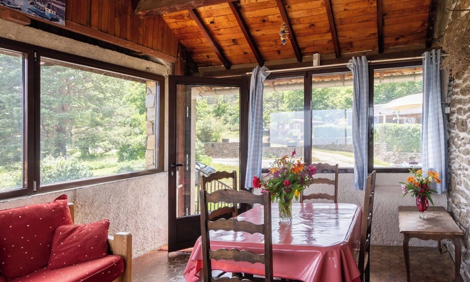 Gravieres Casa | Casa de vacaciones 'Le Pigeonnier' con vistas a la montaña, piscina compartida y aire acondicionado