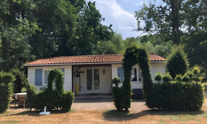 Varaignes Casa | Casa de vacaciones 'Le Pont' con piscina compartida, terraza compartida y jardín compartido
