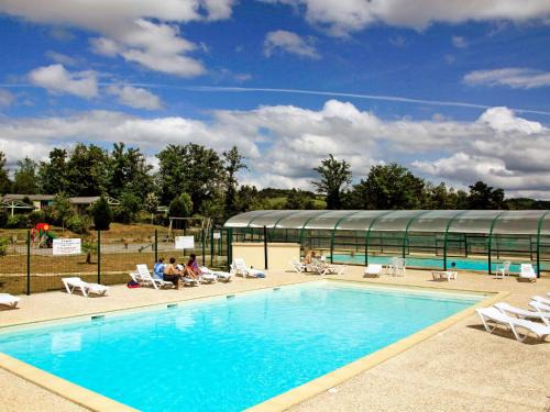 Beynat Casa | Holiday Home Les Hameaux de Miel-Chalet 6 pers- by Interhome
