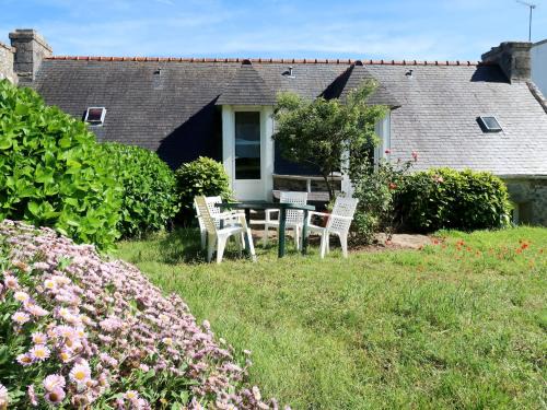 Plozevet Casa | Holiday Home Les Hortensias - PZV107 by Interhome