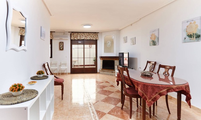 Baena Casa | Casa de vacaciones 'López' con terraza privada, Wi-Fi y aire acondicionado