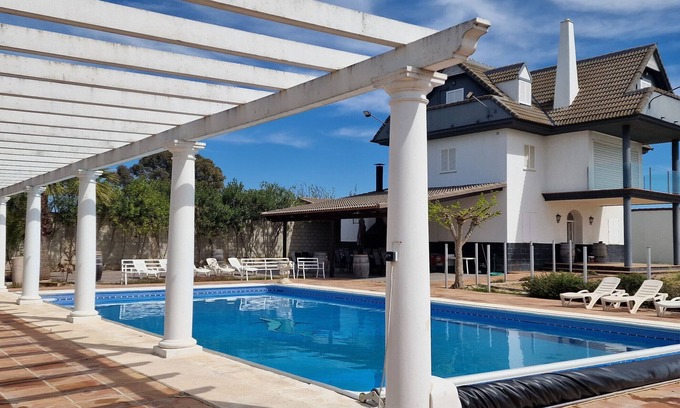 Montoro Casa | Casa Vacacional 'Los Rosales De La Palmilla' con Piscina Privada, Balcón y Aire Acondicionado