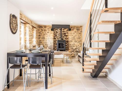 Bieuzy Casa | Holiday Home Maison de Pluméliau by Interhome