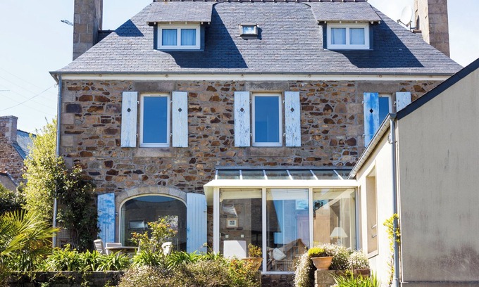 Perros-Guirec Casa | Casa de vacaciones 'Maison Bretonne Madame Est Servie' con vistas al mar, terraza privada y Wi-Fi
