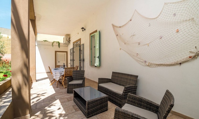 La Maddalena Casa | Casa de vacaciones 'Maison Chloe' cerca de la playa con terraza, jardín y Wi-Fi