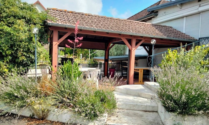Bourges Casa | Casa de vacaciones 'Maison Au 19' con terraza compartida, jardín compartido y Wi-Fi