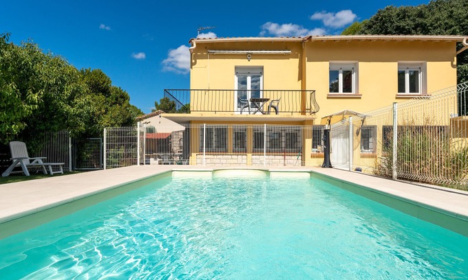 Caremeau Casa | Holiday Home 'Maison Des Charmettes' with Private Garden, Balcony and Wi-Fi