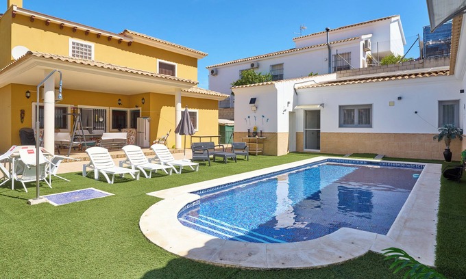 Puente Genil Casa | Casa de vacaciones 'Marisol' con piscina compartida, Wi-Fi y aire acondicionado