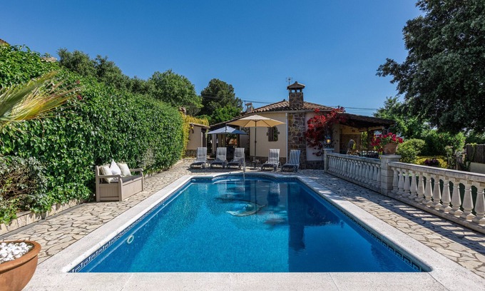 Calonge Casa | Casa de vacaciones 'Marsella' con vistas a la montaña, piscina privada y Wi-Fi