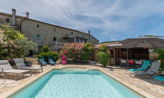 Courry Casa | Casa de vacaciones 'Mas Le Bragalou' con vistas a las montañas, piscina privada y Wi-Fi