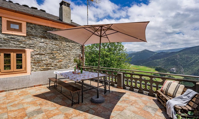 Prelo Casa | Casa de vacaciones 'Mirador Del Navia' con vistas a la montaña, terraza privada y Wi-Fi