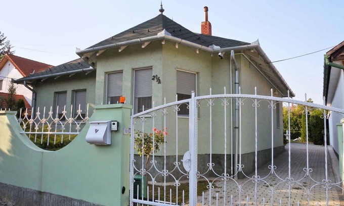 Keszthely Casa | Casa vacacional con jardín y piscina exterior