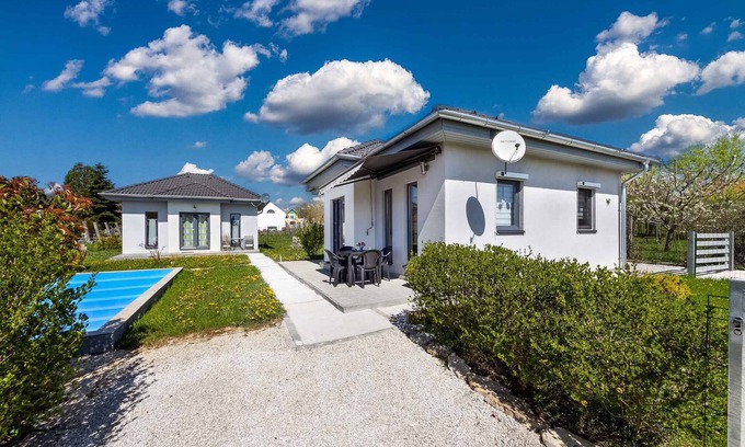 Abrahamhegy Casa | Casa vacacional amueblado de forma moderna con piscina, lavadora y lavavajillas