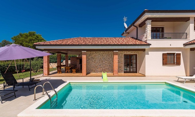Muline Chalet De Esquí | Holiday Home Muline - four bedroom house with a swimming pool