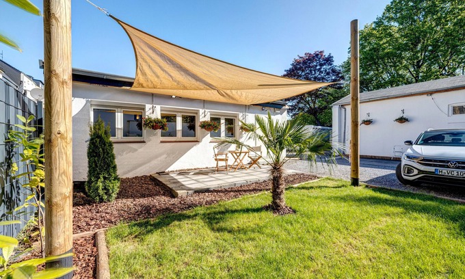 Altenessen Casa | Holiday Home 'Nähe Zollverein Essen' with Private Terrace, Private Garden and Wi-Fi