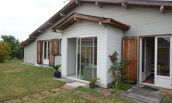 La Teste-de-Buch Casa | Holiday Home Near the Center with Shared Pool and Private Terrace