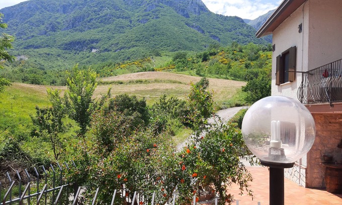 Palombaro Casa | Casa vacacional 'Nel Cuore Della Maiella' con vistas a las montañas, terraza privada y Wi-Fi