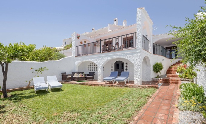 Nerja Casa | Casa "Nerja Capistrano Villa" con vistas al mar, Wi-Fi, jardín, terraza y piscina compartida