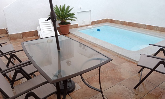 Santa Elena Casa | Casa de vacaciones Nuevas Poblaciones con vistas a la montaña, piscina y Wi-Fi